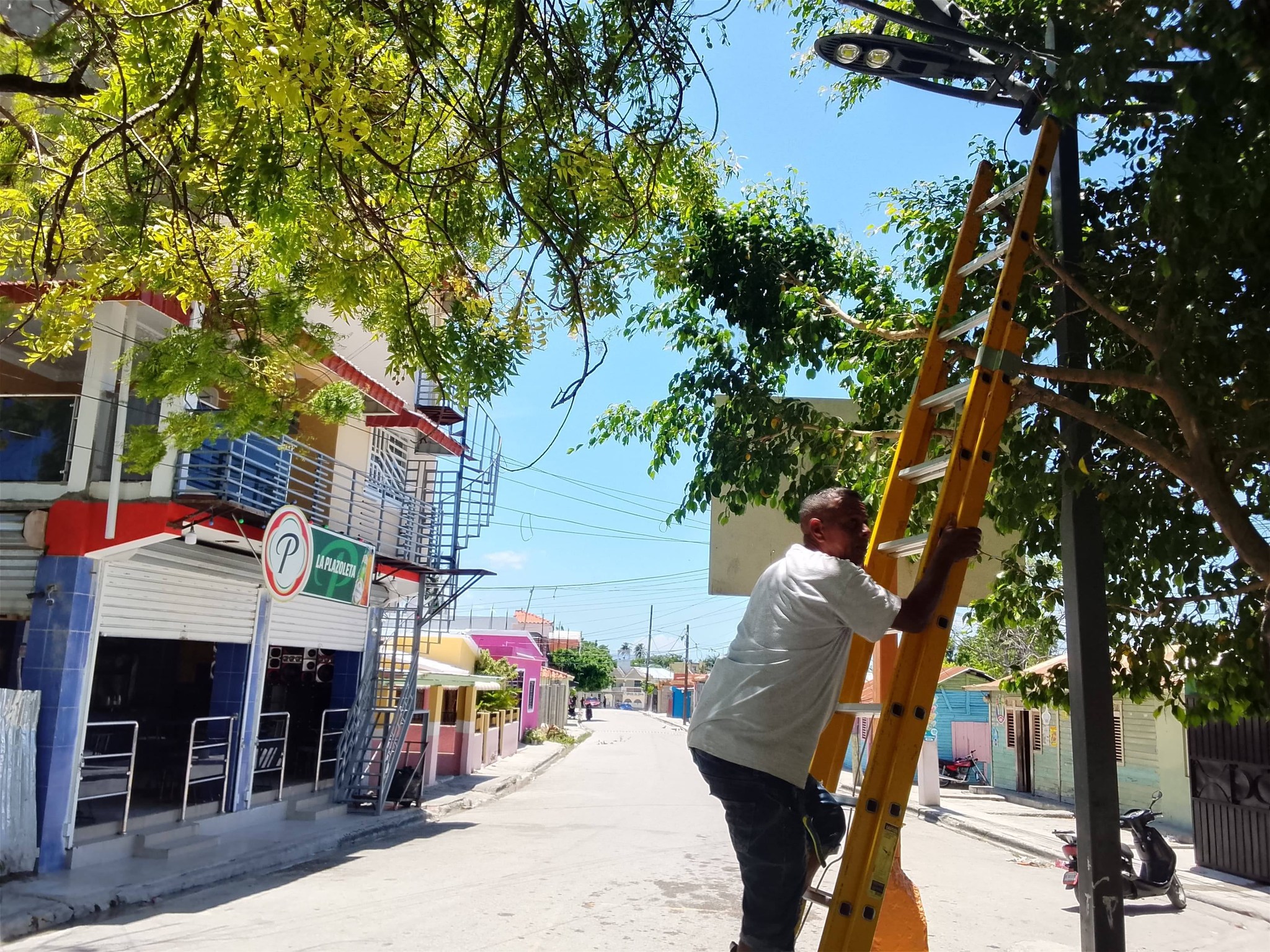 Alcaldía de Cabral inicia jornada de mantenimiento y reparación de luminarias