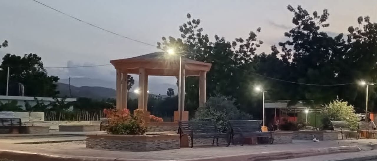 Alcaldía de Cabral inicia instalación de lámparas en el parque de La Lista