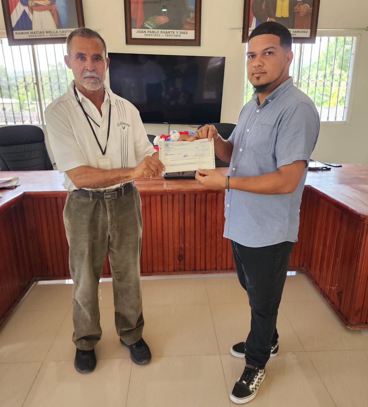 Alcaldía de Cabral aporta recursos para impulsar proyecto de agua potable en Nuevo Horizonte