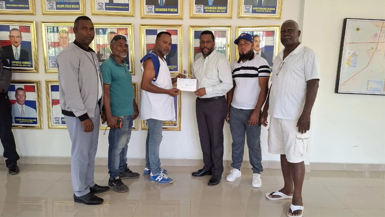Alcaldía de Cabral entrega aporte económico a deportistas de Tierra Blanca y El Guayuyo